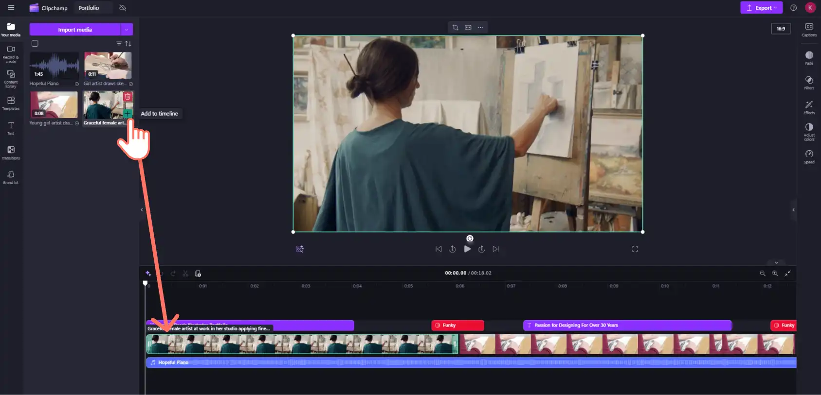 Un utente Clipchamp trascina i videoclip selezionati nella timeline di modifica per il suo portfolio video.