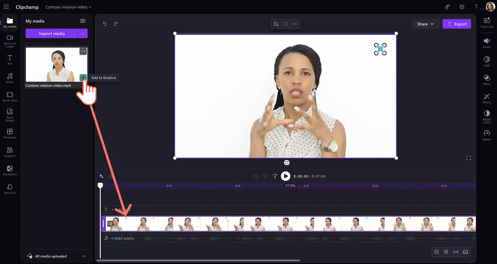 Un utente che aggiunge un video a Clipchamp per la sequenza temporale del lavoro.