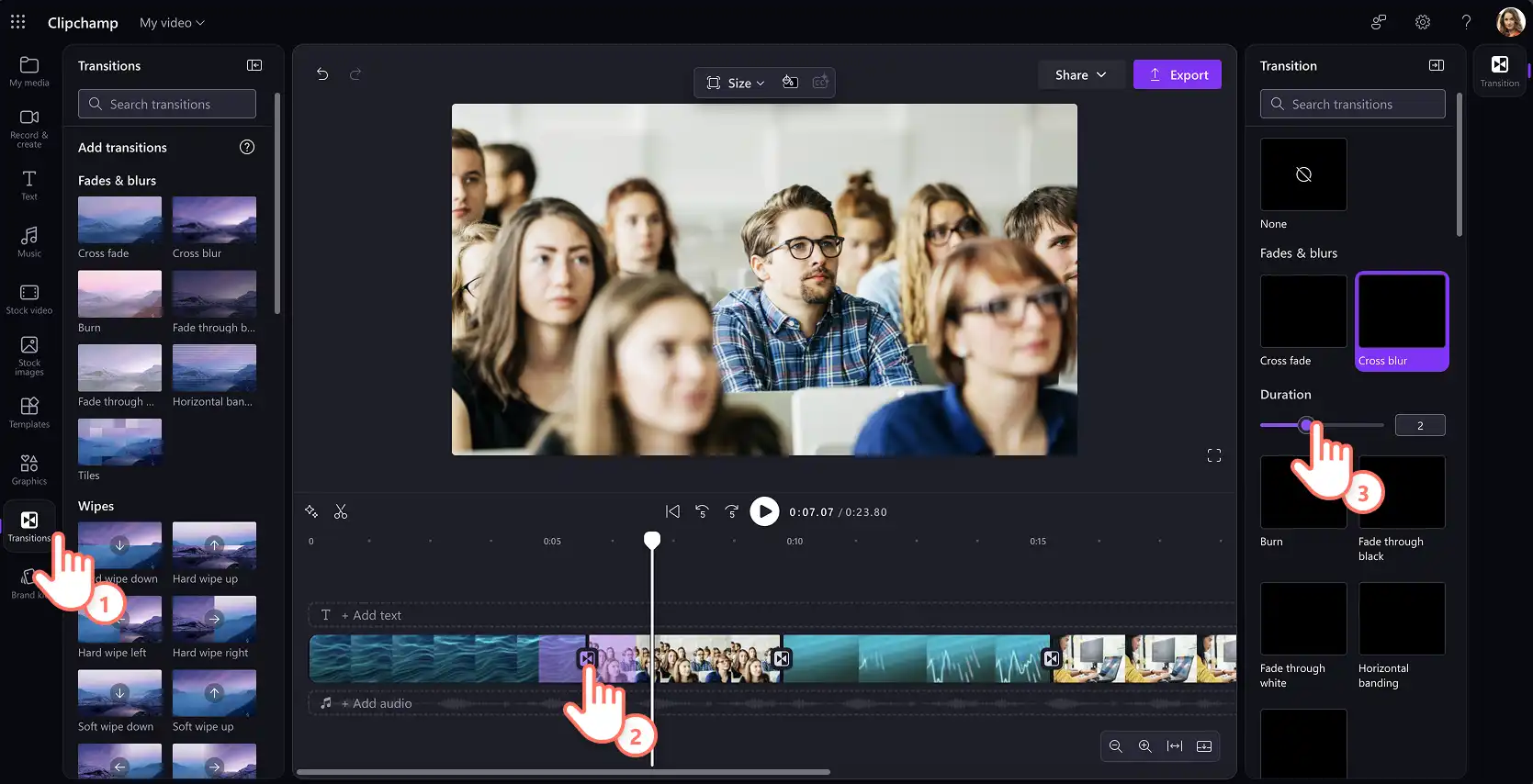 En användare skapar en smidig video genom att lägga till scenövergångar i Clipchamp för arbete.