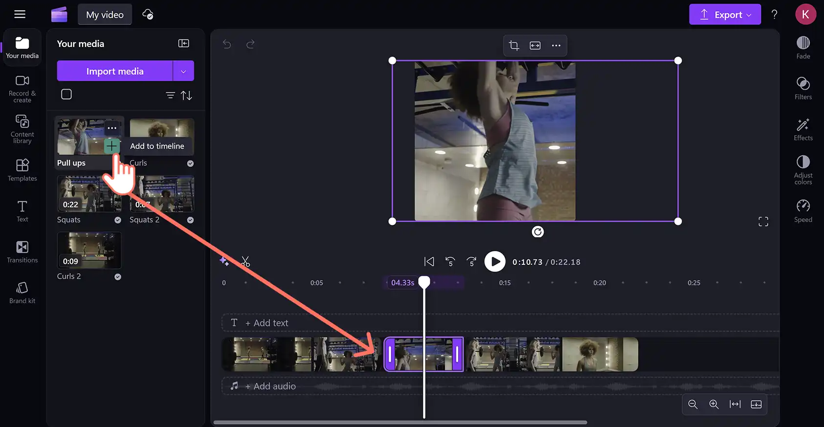 Un utente che trascina e rilascia il filmato per un Reel video con i momenti salienti sulla timeline nell'editor video Clipchamp. 