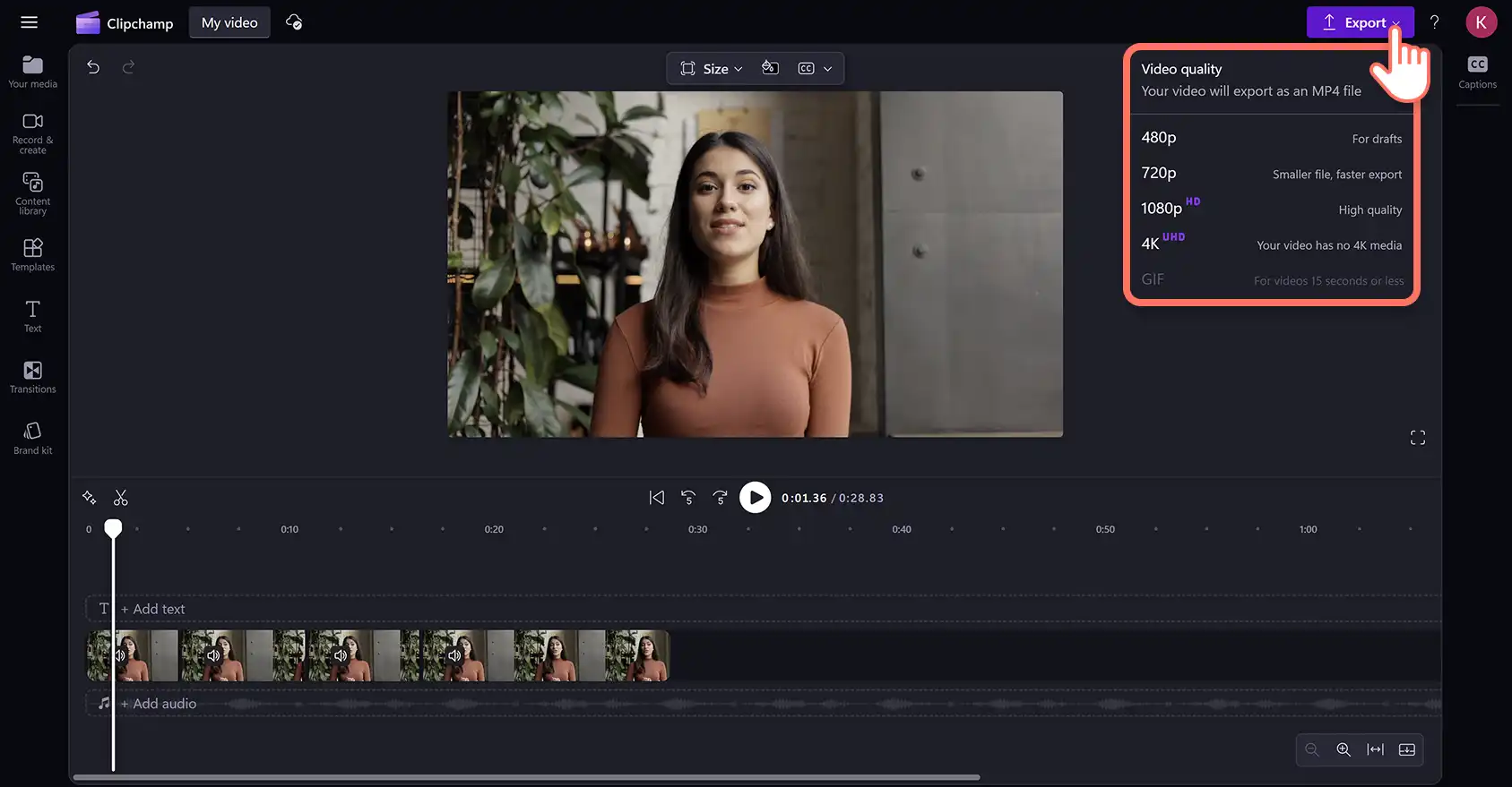 Seorang pengguna menyimpan video dalam editor video Clipchamp. 
