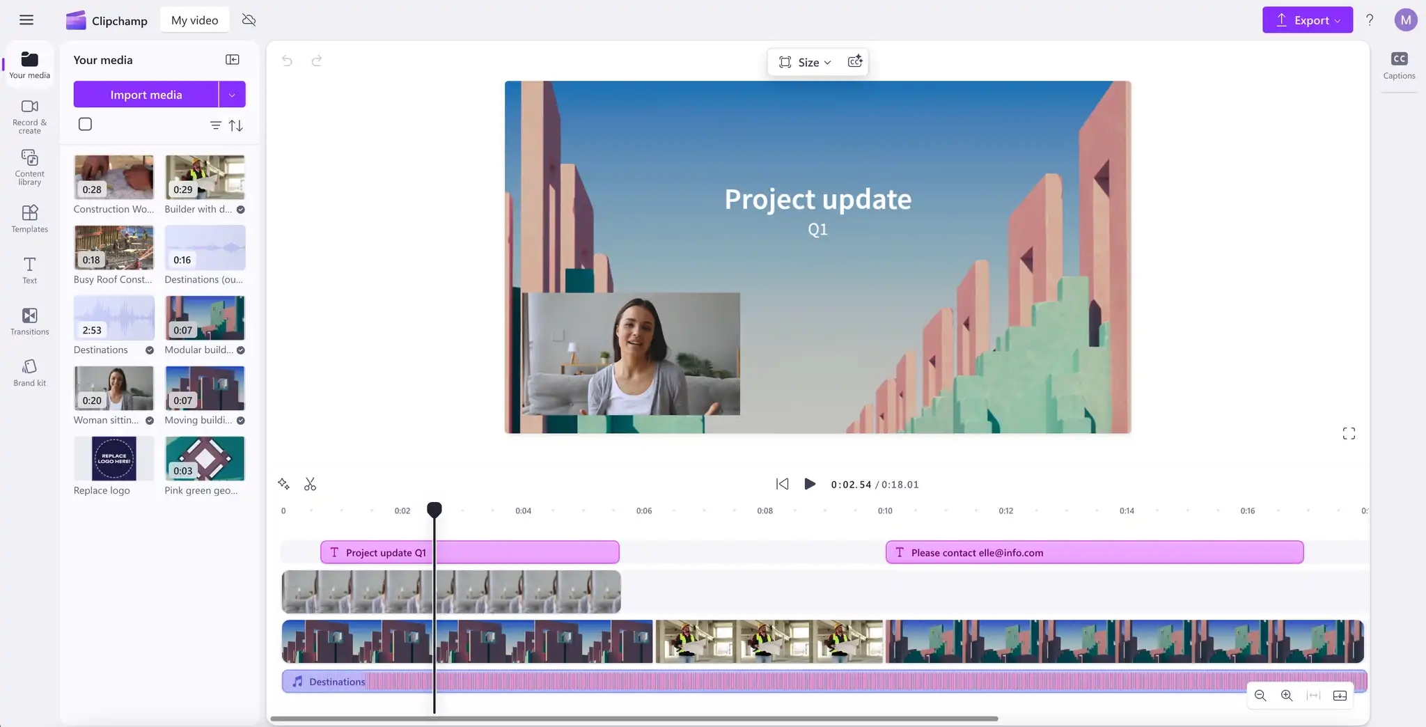 用户在 Clipchamp 中以浅色模式编辑视频