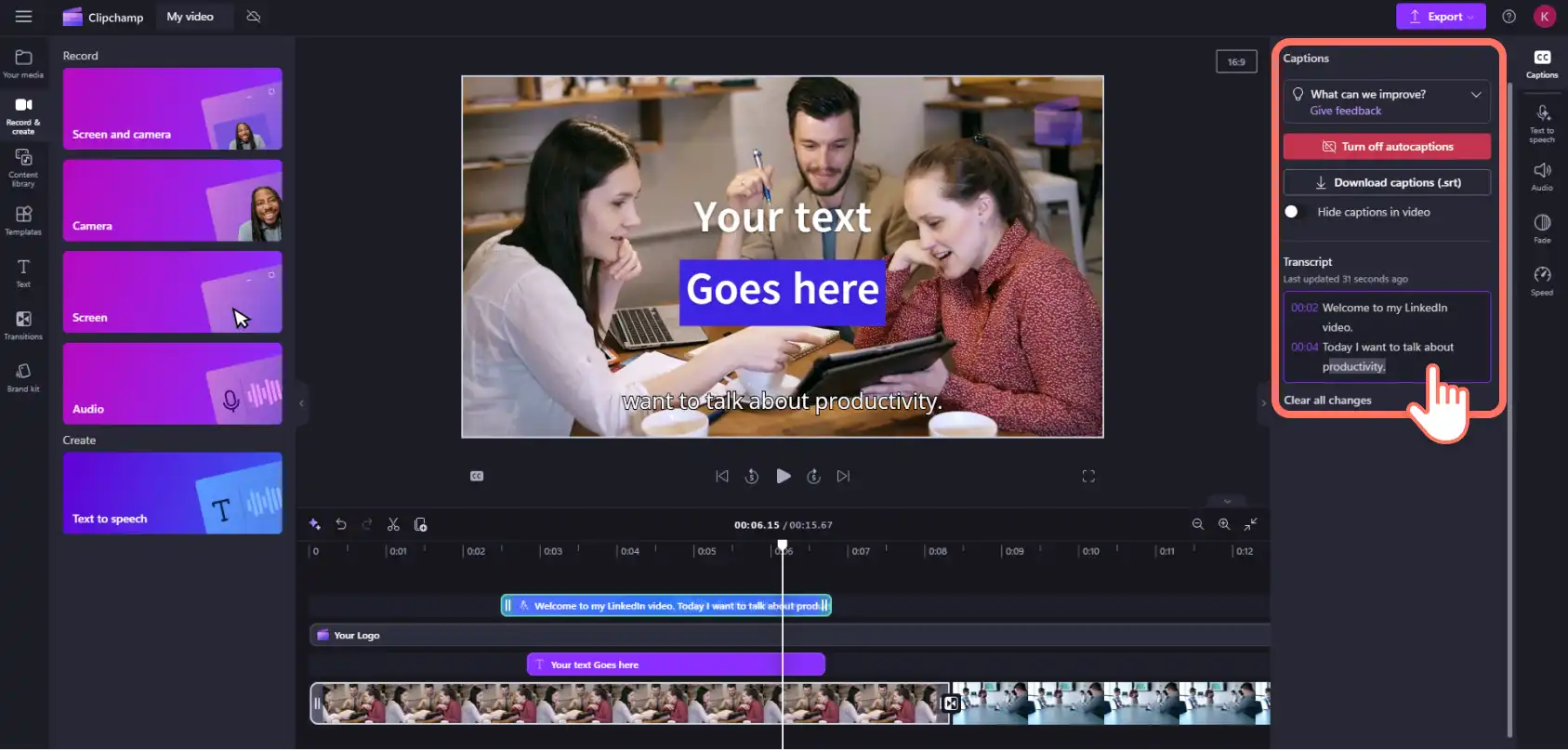 Gambar pengguna Clipchamp melihat transkripsi untuk keterangan otomatis mereka.