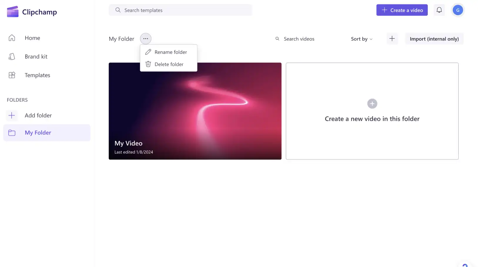 Знімок екрана: папка в Clipchamp, яка містить два відеокліпи з попередніх кроків. Курсор наведено на кнопку "Більше", з’являється розкривне меню з параметрами для перейменування або видалення папки.
