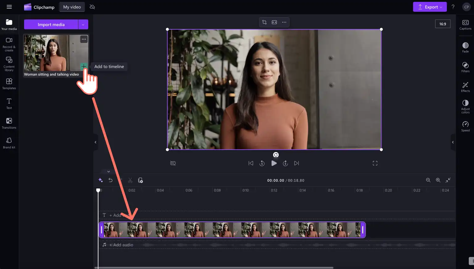 Pengguna menyeret video ke garis masa. 