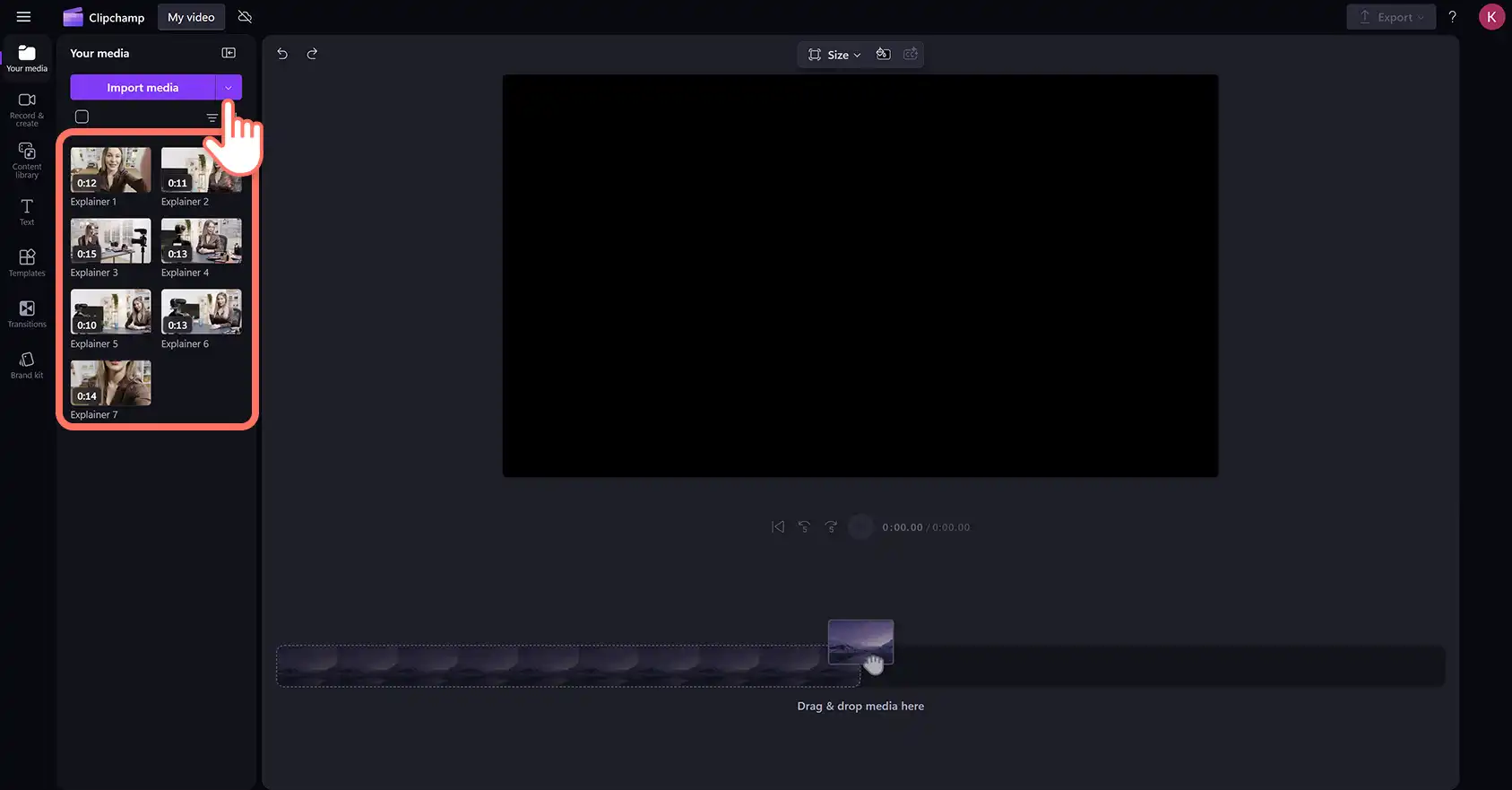En bruger importerer optagelser til en forklaringsvideo i Clipchamp-videoeditoren. 