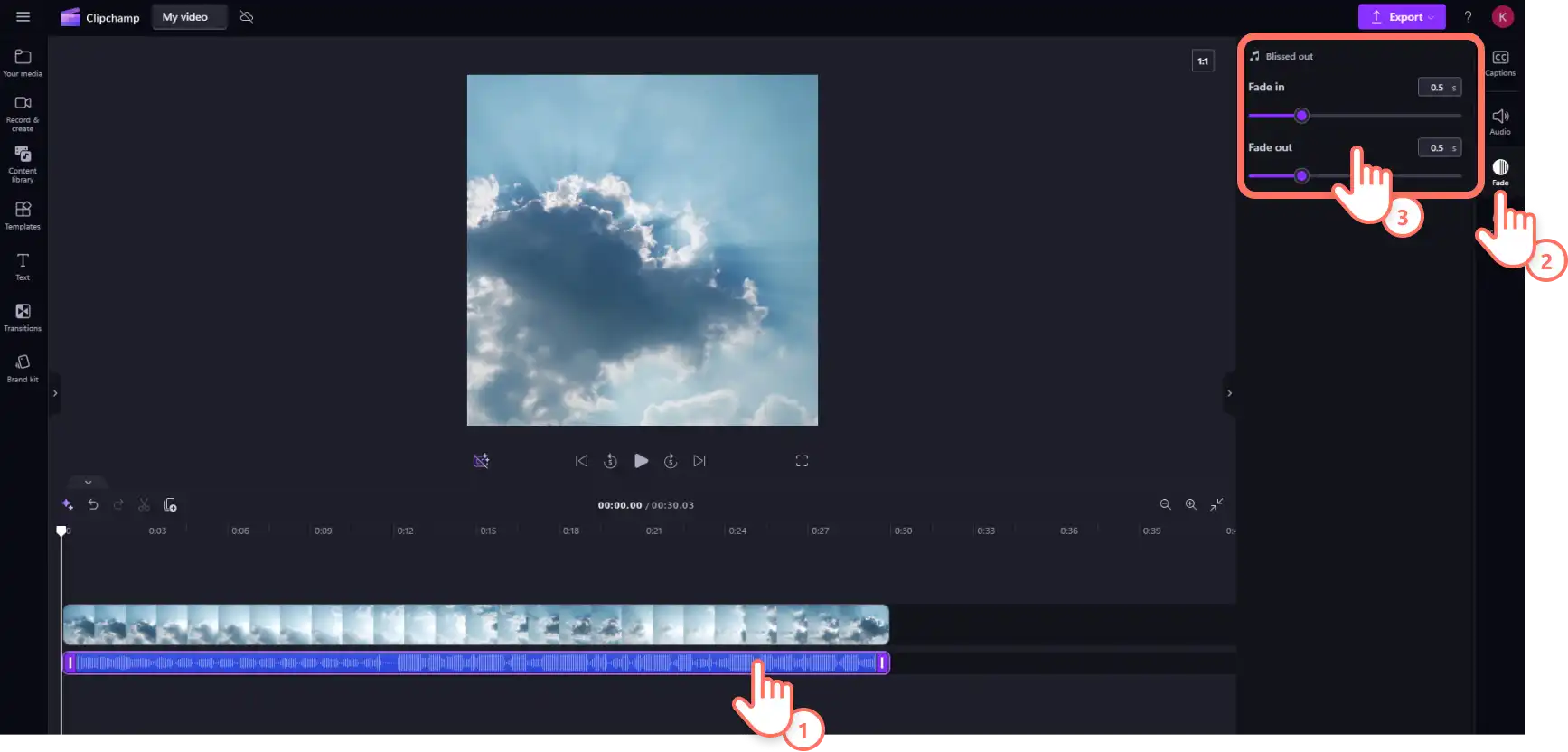 Một người dùng đang thêm hiệu ứng mờ dần vào và mờ dần ra vào bản âm thanh trong Clipchamp. 