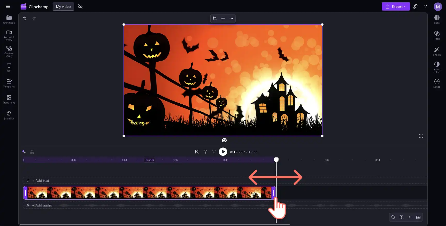 Pengguna memangkas video dengan menyeret gagang di Clipchamp