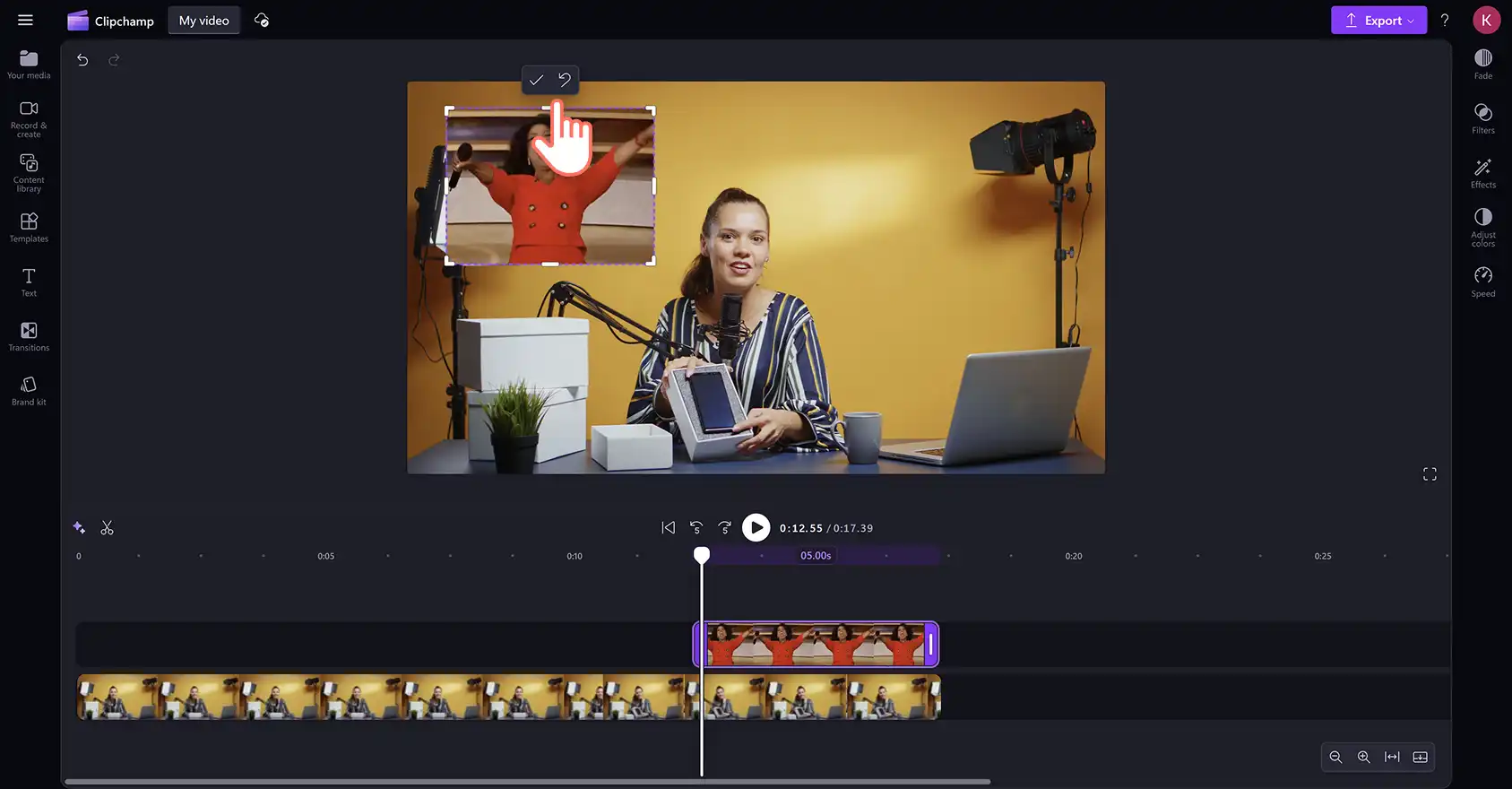 Käyttäjä rajaamassa GIF-kuvakerrosta Clipchamp-videoeditorissa.