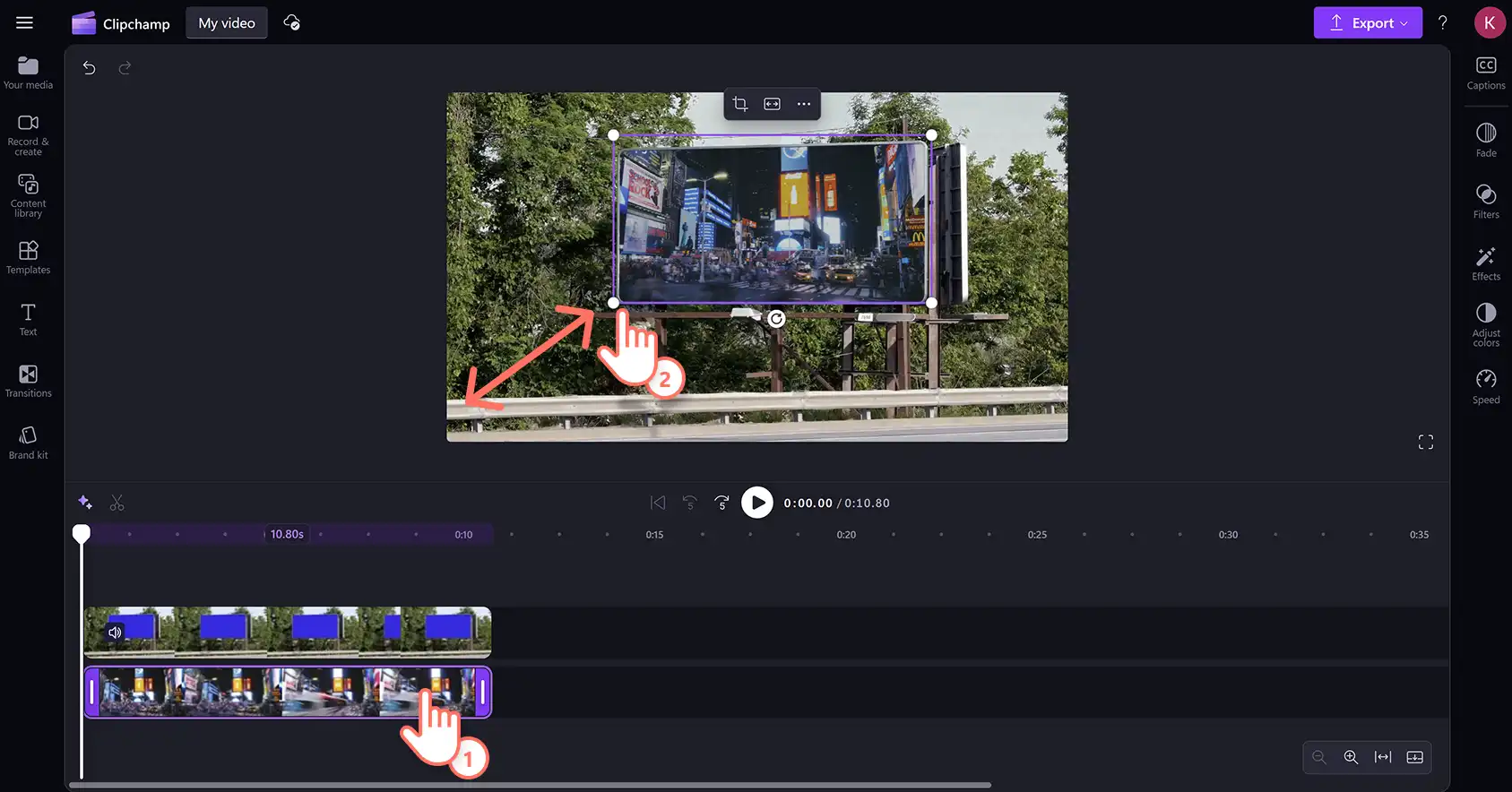 Clipchamp 동영상 편집기에서 블루 스크린 효과를 위한 동영상 언더레이 크기를 조정하는 사용자. 