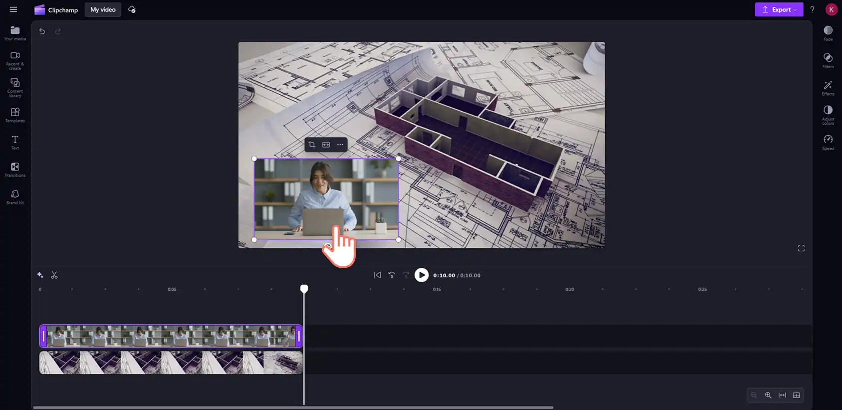 Użytkownik edytujący rozmiar i położenie nakładki wideo za pomocą narzędzia do rysowania odręcznego w usłudze Clipchamp. 