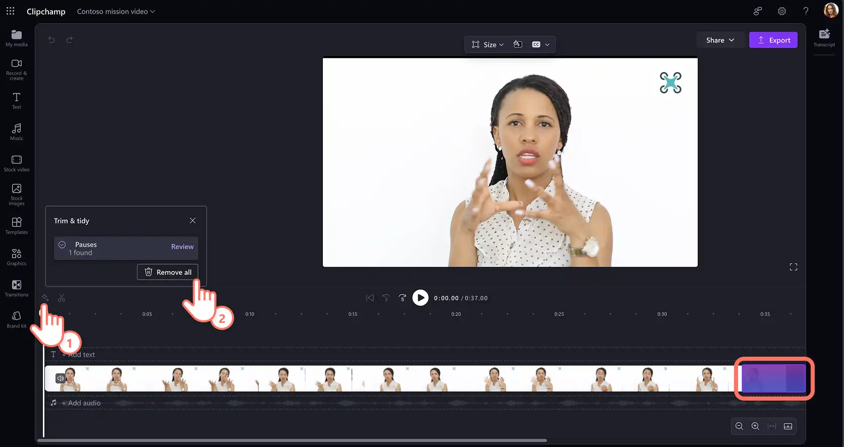 Un utente che trova automaticamente pause e silenzia con l'intelligenza artificiale in Clipchamp per il lavoro.