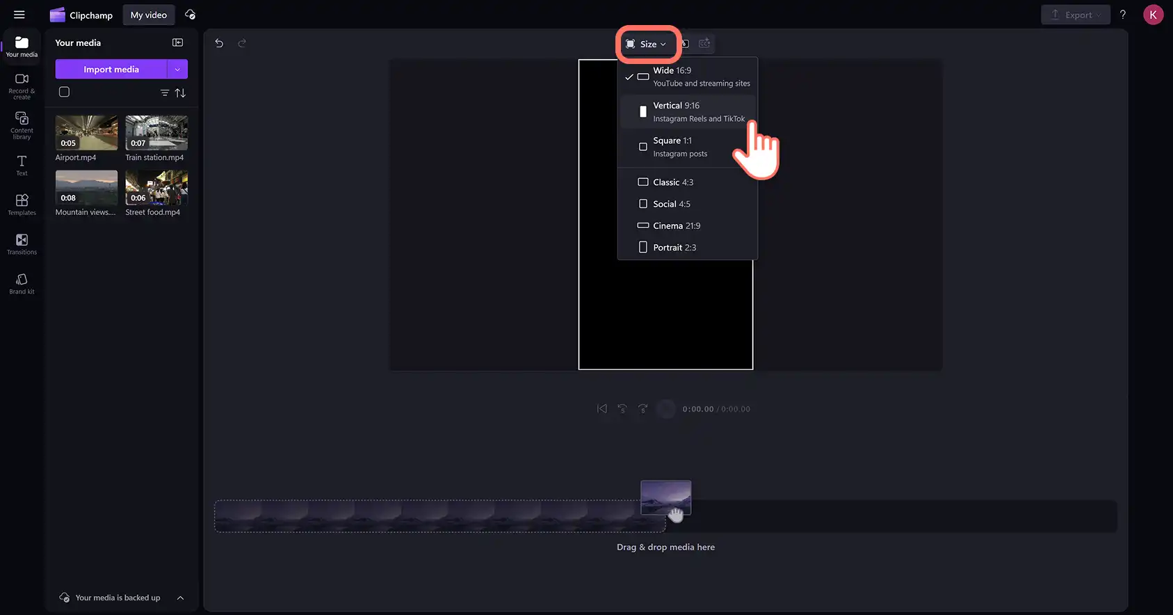 Użytkownik zmieniający proporcje obrazu w filmie z najważniejszymi momentami podróży w edytorze wideo Clipchamp. 
