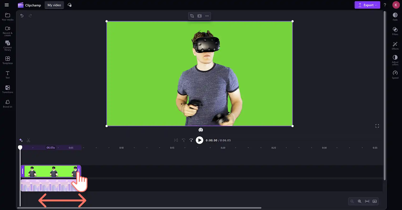 Một người dùng cắt video green screen trong trình chỉnh sửa video Clipchamp. 