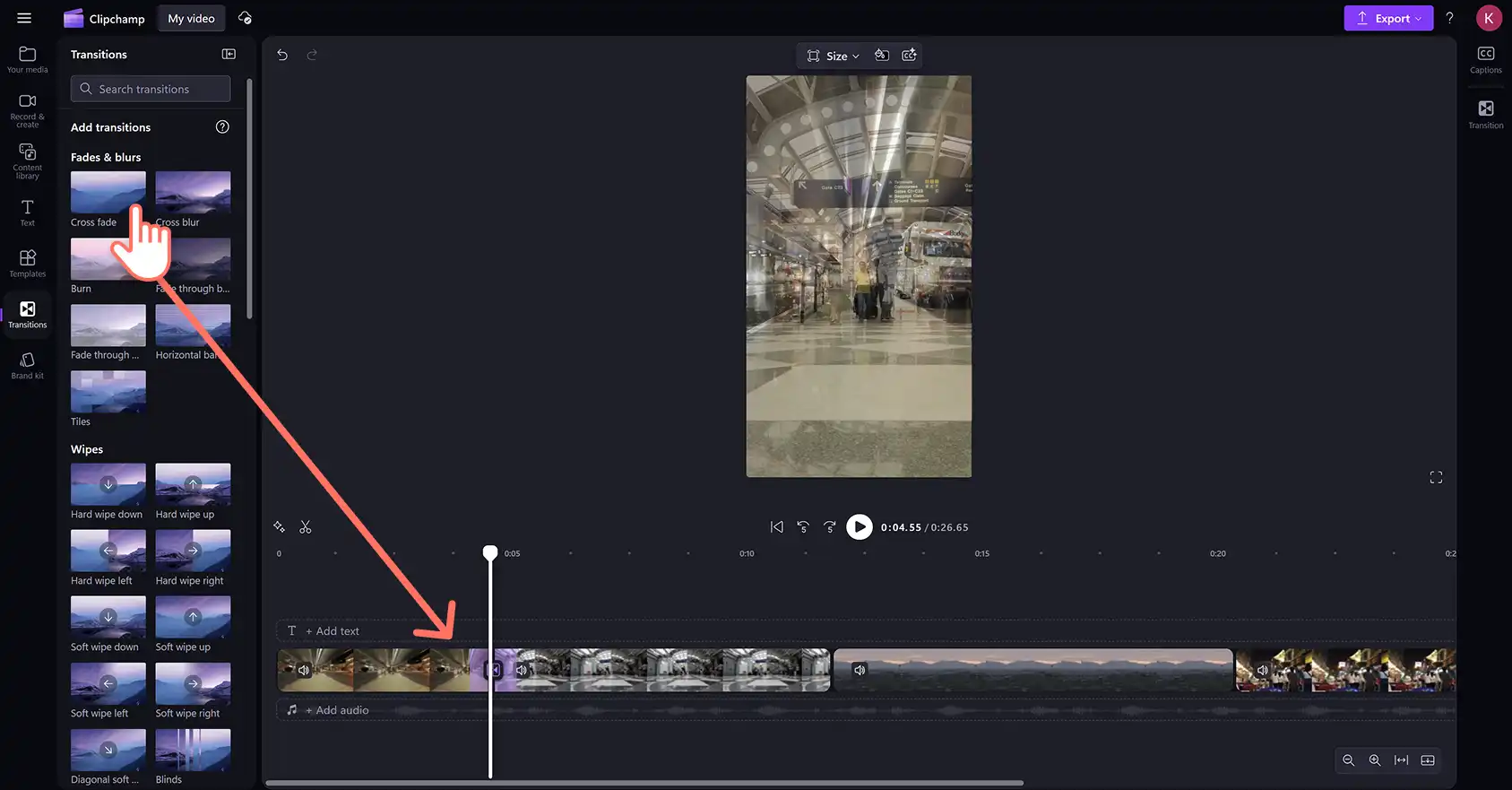 Użytkownik dodający przejścia między klipami z najważniejszymi momentami podróży w edytorze wideo Clipchamp. 