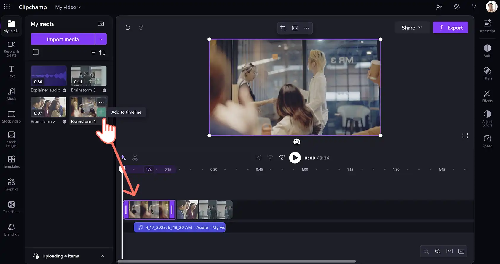 Użytkownik dodający filmy do osi czasu, aby utworzyć korporacyjny film informacyjny z wykorzystaniem AI w usłudze Clipchamp do pracy.