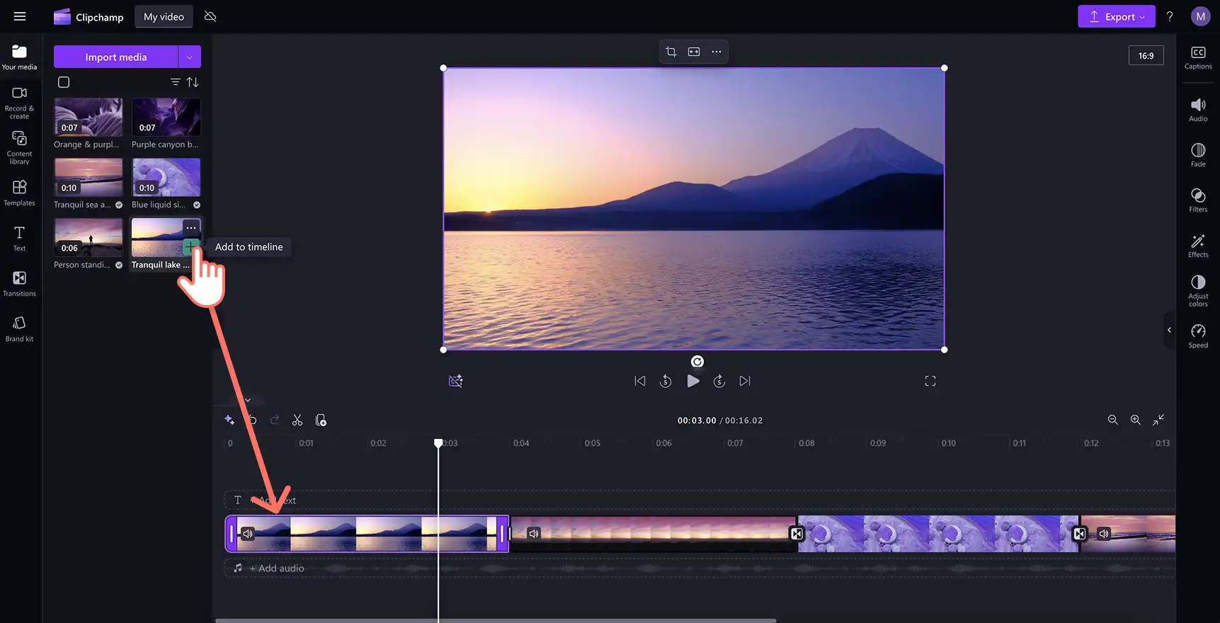 Użytkownik dodający klip wideo do osi czasu w Clipchamp