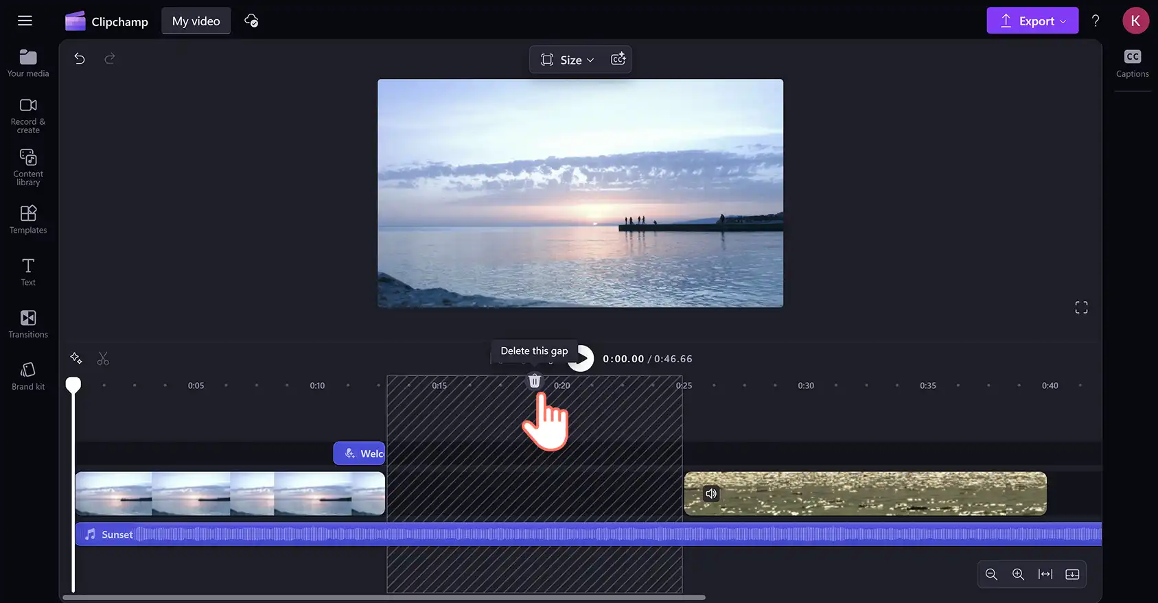 Usuário removendo lacunas empilhadas no editor de vídeo Clipchamp.