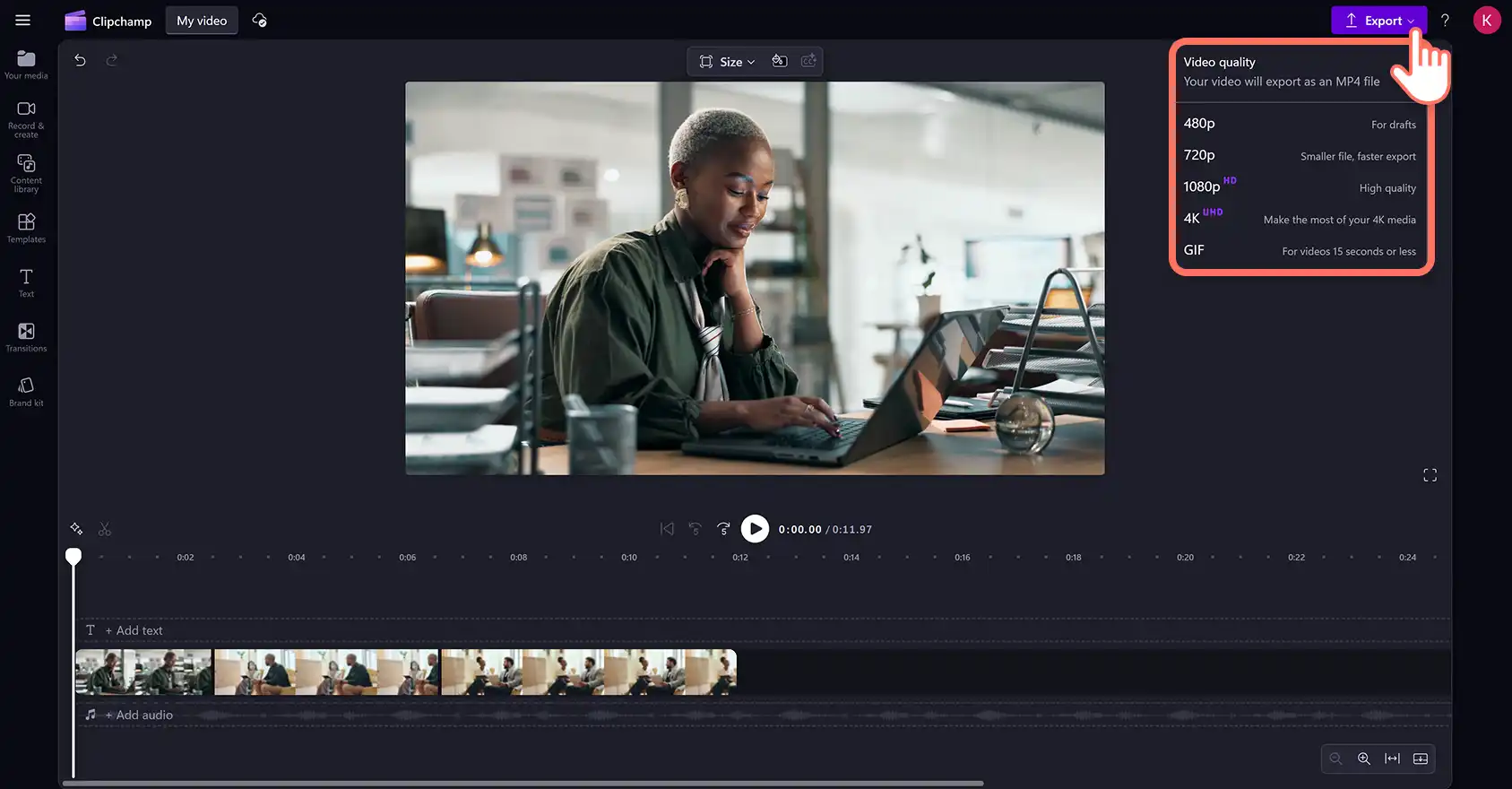 Clipchamp video düzenleyicide bir videoyu dışa aktaran bir kullanıcı.