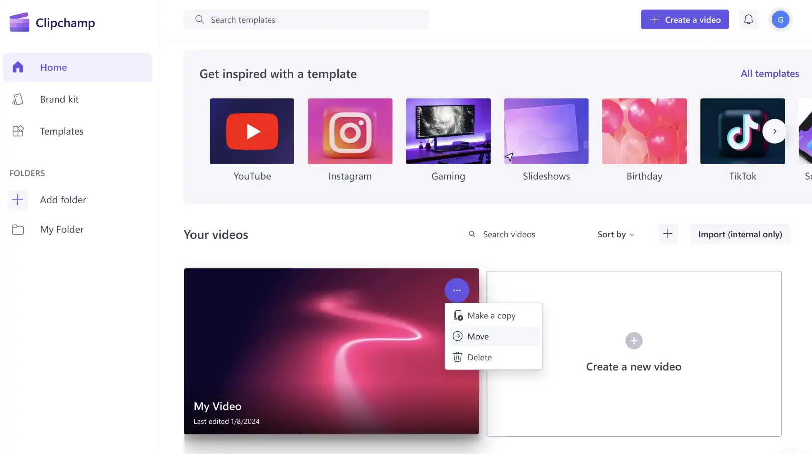 Знімок екрана: головна сторінка Clipchamp. Курсор наведено на кнопку "Більше" на збереженому кліпі. Розкривне меню відображає параметр "Перемістити відео".