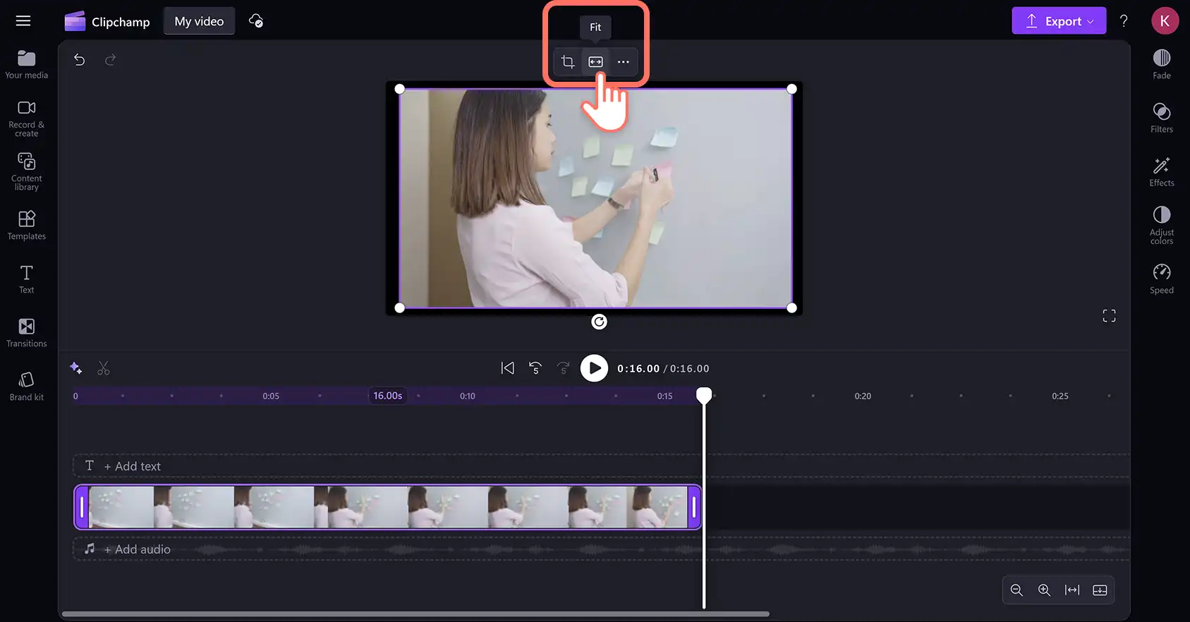 Clipchamp ビデオ エディターのフリー ツール バーにあるフィット ボタンをクリックしているユーザー。