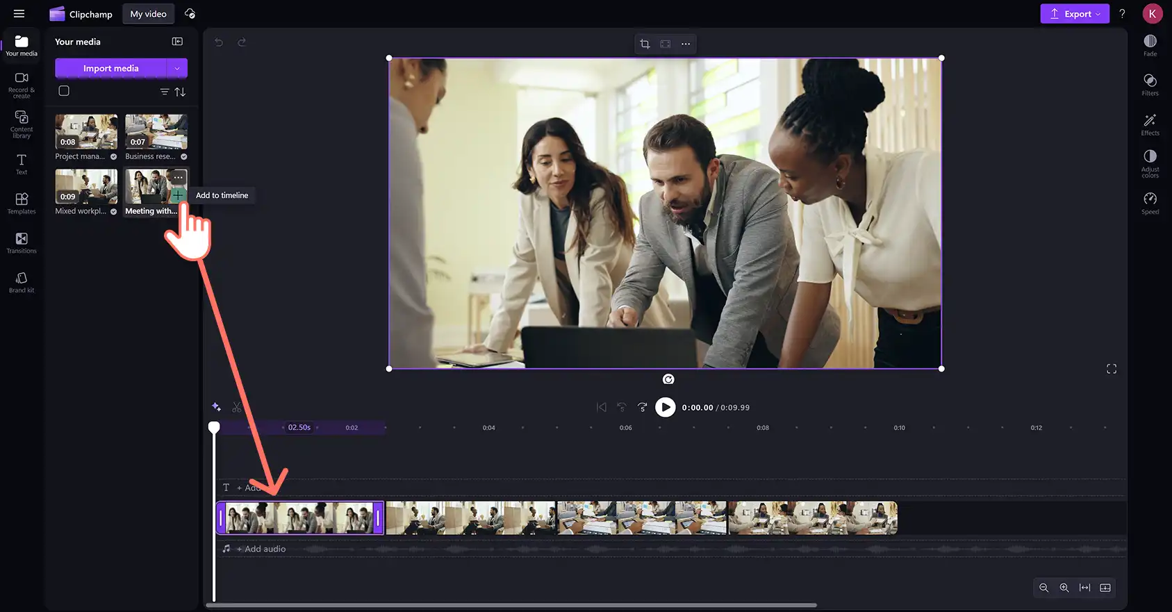 Pengguna menambahkan video untuk video bisnis di editor video Clipchamp. 