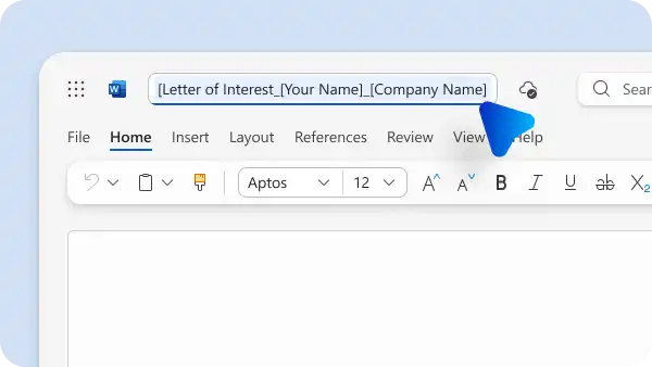 Um utilizador a mudar o nome de uma carta de agradecimento no Microsoft Word. 